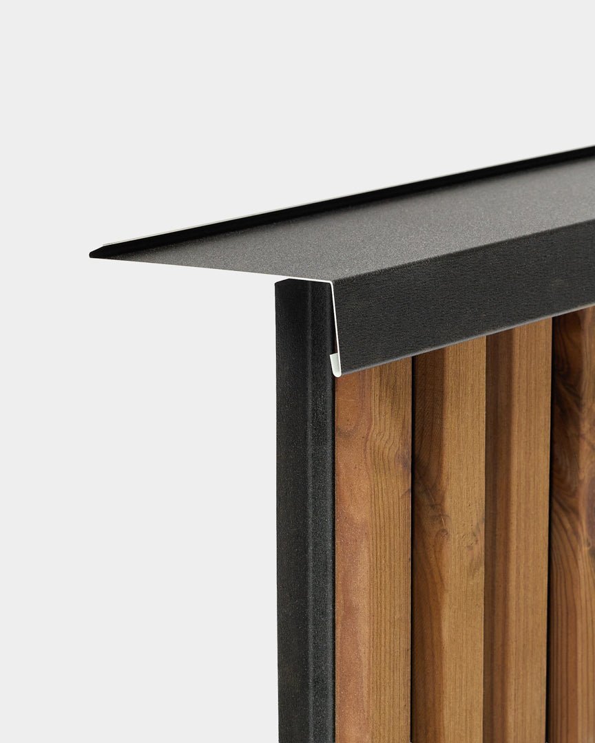 WoodUpp Aluwood facadepanel vindueskarm, 240 cm, med en pulverlakeret sort hætte designet til at beskytte udendørs trælameller mod vandindtrængning.